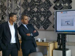Le directeur de Mozaïk RH Saïd Hammouche (à g.) aux côtés d'Abdelhak Kachouri, du Conseil régional Ile-de-France.