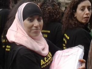 Rafika portant une partie des Cahiers de Doléances