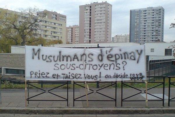 L'une des banderoles des manifestants de l'Union des associations musulmanes d'Epinay lors d'une manifestation devantr la mairie, samedi 6 octobre.
