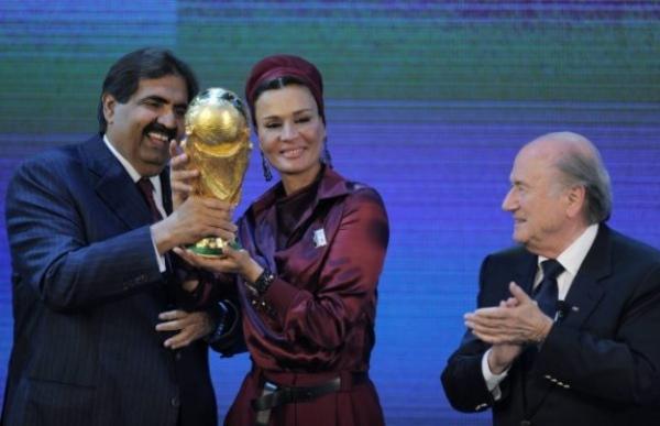 Le Qatar, qui a été désigné pour accueillir la Coupe du monde de football en 2022, est au centre d'une polémique, dont la FIFA et Nicolas Sarkozy sont aussi entachés.