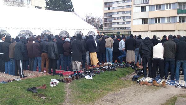 Les fidèles d'Epinay-sur-Seine prient dans la tente et à l'extérieur dans le froid lors de la prière du vendredi 22 février.
