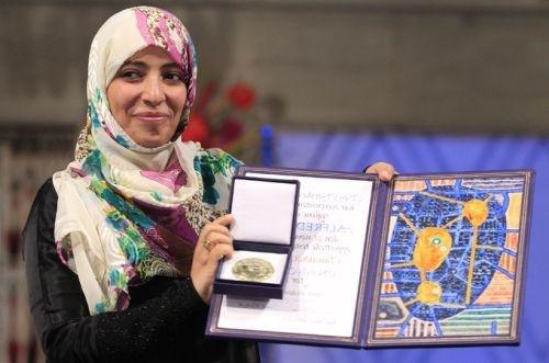 Prix Nobel de la paix en 2011, Tawakkul Karman a fondé, en 2005, Femmes journalistes sans chaînes. Elle est membre du parti islamique Al-Islah. Primée à 32 ans, elle est l’une des plus jeunes prix Nobel de l’Histoire.