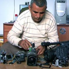 « Cinq caméras brisées » : « Filmer, c’est ma façon de résister »
