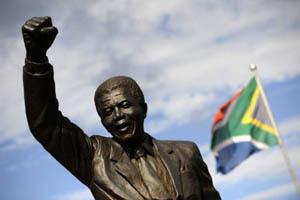 Une statue de Nelson Mandela trône le poing levé devant la prison de Groot Drakenstein, à Paarl, où il a été détenu entre 1988 et 1990.