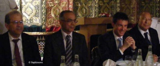 Le président du CFCM Dalil Boubakeur (à dr.) aux côtés de Manuel Valls à l'iftar à la Grande Mosquée de Paris. Tout à gauche, Mohammed Moussaoui, président d'honneur du CFCM.