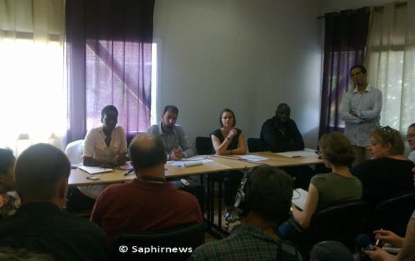 Des habitants de la ville de Trappes témoignent sur les récents événements mettant en cause le rôle de la police. De dr. à g.: Samba Doucouré, Alix Marveaud, Mohamed Kamli et Fanta Ba.