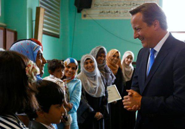 David Cameron en visite dans la mosquée Jamia de Manchester pour ses voeux de l'Aïd al-Fitr, le 7 août, s'engage contre l'islamophobie.