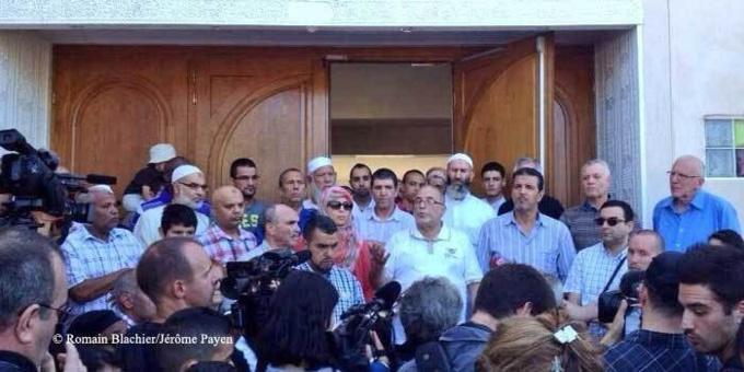 Rassemblement devant la mosquée des Minguettes, à Vénissieux, après l'annonce d'un projet d'attentat le jour de l'Aïd le 8 août. © Romain Blachier/Jérôme Payen