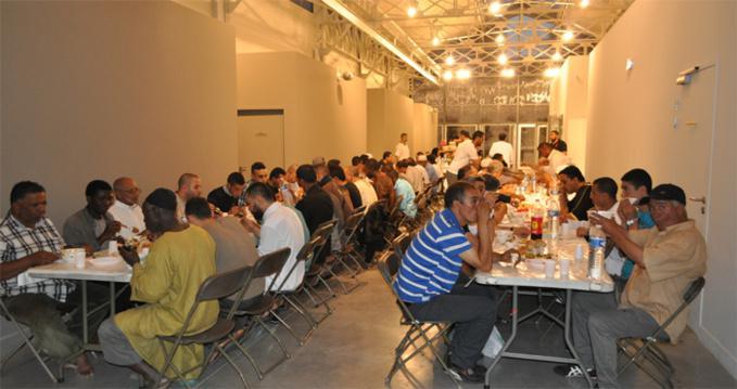 Repas de rupture de jeûne au centre cultuel et culturel Ibn Khaldoun à Clichy-la-Garenne.
