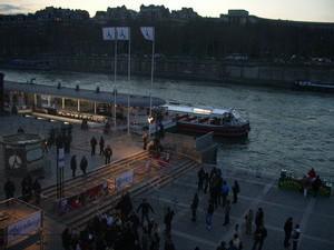 Les premiers joueurs sont arrivés dès 19H00 devant la péniche Playstation 3