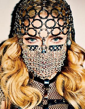 Madonna, niqab en chaîne au visage