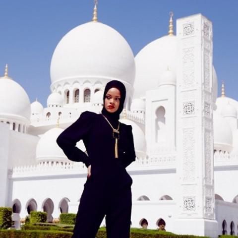 Rihanna devant la mosquée Sheikh Zayed, à Abu Dhabi.