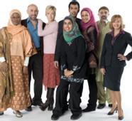 Le casting de la série entourant la réalisatrice Zarqa Nawaz
