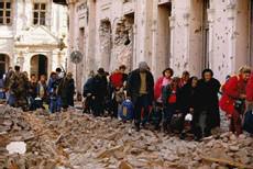 Les habitants fuient la ville de Vukovar (1991)
