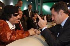 Nicolas Sarkozy et le colonel Muammar Kadhafi au sommet Union Européenne-Afrique à Lisbonne
