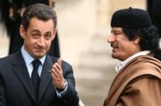 Nicolas Sarkozy reçoit Muammar Kadhafi sur le perron de l'Elysée