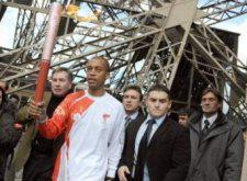 Stéphane Diagana portant la flamme olympique