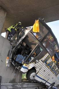 Opérations de secours autour du car accidenté sur l'A10, le 23 mai 2008 (AFP)