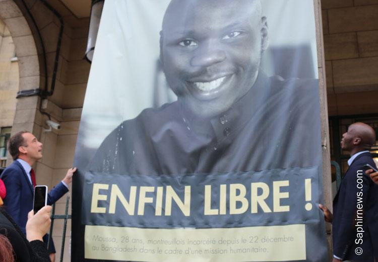 Mercredi 10 août, Patrick Bessac, le maire de Montreuil, et Moussa Tchantchuing, ont décroché le portrait de l'humanitaire qui avait été fixé sur le fronton de l'hôtel de ville pendant 7 mois. Un geste qui symbolise la libération du Montreuillois.