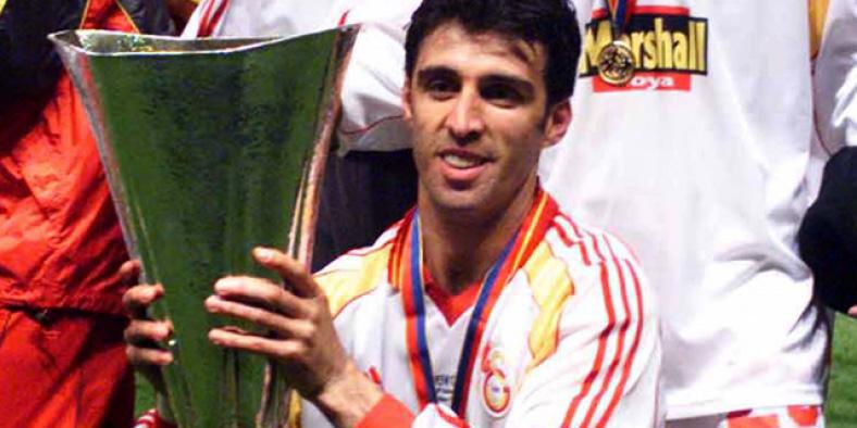 Hakan Sükür, victorieux de la Coupe de l'UEFA en 2000 avec le club de football de Galatasaray.