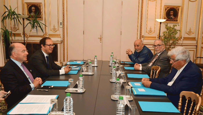 Lundi 29 août, le ministère de l'intérieur a organisé une "journée d'échanges et de consultations" à propos de la Fondation pour l'islam de France. De g. à dr. : Bernard Cazeneuve, ministre de l’Intérieur, Laurent Burin des Roziers, conseiller en charge des cultes auprès du ministre, Tahar Ben Jelloun, écrivain, Kamel Kabtane, recteur de la Grande Mosquée de Lyon, tous deux membres du conseil d’administration de la fondation, et Jean-Pierre Chevènement, ancien ministre et président de la Fondation pour l’islam de France. (photo © ministère de l’Intérieur)