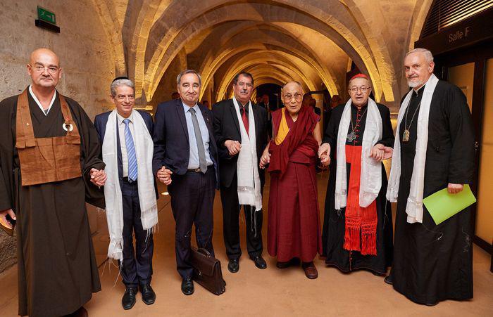 Les représentants des cultes en France autour du Dalaï-lama le 14 septembre au Collège des Bernardins. De g. à dr.: le révérend Olivier Wang-Genh (bouddhisme), Moshé Lewin (judaïsme), le pasteur François Clavairoly (protestantisme), Anouar Kbibech (islam), le Dalaï-lama, le cardinal André Vingt-Trois (catholiscisme), et le Métropolite Emmanuel de France (orthodoxie). © Olivier Adam