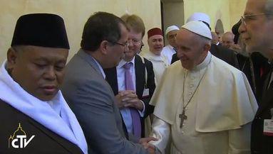 Anouar Kbibech, président du CFCM, à la rencontre du pape François lors de la rencontre interreligieuse organisée du 18 au 20 septembre à Assise, en Italie.
