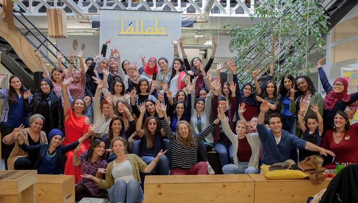 Déconstruire les préjugés sur les femmes musulmanes, le travail auquel s'est dédiée l'association Lallab, co-fondée par Sarah Zouak et Justine Devillaine, ici entourés de bénévoles et soutiens de leur initiative. © Lallab