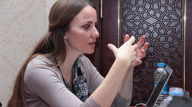 Sherin Khankhan, Danoise d’origine syrienne par son père musulman et finlandaise par sa mère chrétienne, est à l’origine de la première mosquée réservée aux femmes à Copenhague, capitale du Danemark. Ici, lors d’une rencontre interreligieuse Danish-Arab Interfaith Dialogue, en septembre 2014 (photo : © Elias Rama).