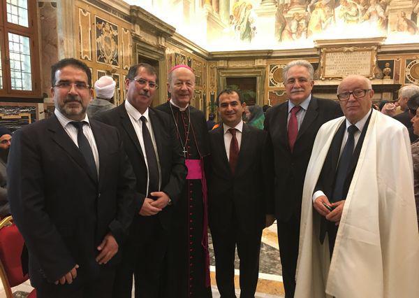 Une délégation du CFCM a été reçue au Vatican jeudi 3 novembre pour rencontrer le pape François. De g. à dr.: Taoufik Sebti, Anouar Kbibech, Mgr Michel Dubost, Ahmet Ogras, Chems-Eddine Hafiz et Abdallah Zekri. © C. E. Hafiz / Saphirnews