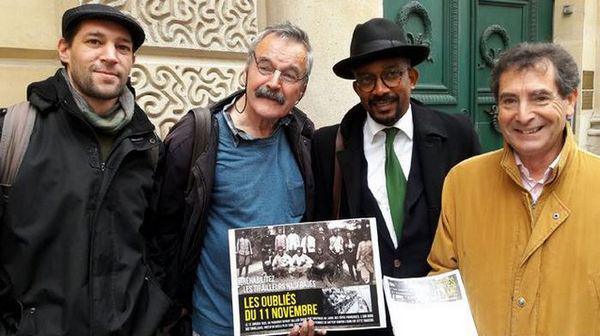 Des soutiens à la réhabilitation de la mémoire des tirailleurs naufragés entourés de Karfa Sira Diallo, fondateur de Mémoires & Partages (2e à droite).