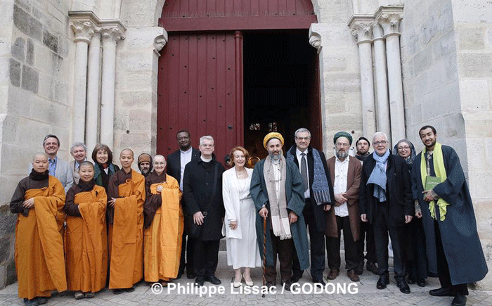 « Partage et spiritualité : goutez le bonheur des Artisans de paix » est l’un des événements organisés dans le cadre de la 16e Semaine de rencontres islamo-chrétiennes. Juifs, chrétiens, musulmans et bouddhistes se réunissent pour une rencontre interreligieuse de prières pour la paix mardi 15 novembre, à la Maison soufie, qui vient juste d’être inaugurée en octobre dernier.