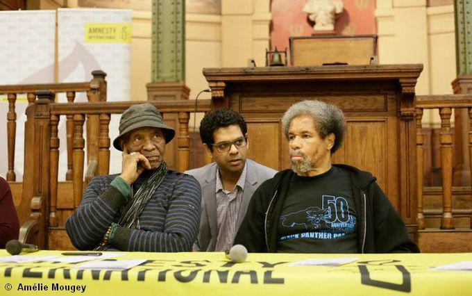 De gauche à droite, Robert King et Albert Woodfox à la Bourse du Travail de Paris lors d'une rencontre organisée par Amnesty International. © Amélie Mougey