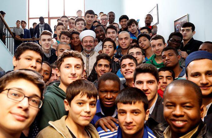 La Turquie, à travers la fondation du Diyanet, a ouvert des formations théologiques aux non-Turcs pour la première fois lors de la rentrée 2016-2017 dans plusieurs universités du pays. Ici, des jeunes entourés du président du Diyanet Mehmet Görmez. © Diyanet