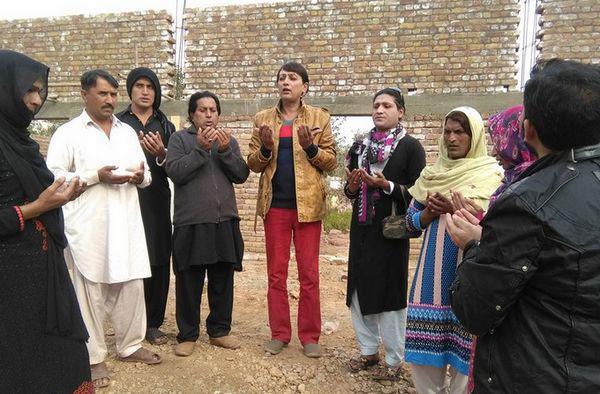 Une mosquée « LGBTQ-friendly » est en construction à Islamabad, au Pakistan. A l'image, un groupe de personnes transgenres priant sur le lieu du futur lieu de culte. © SAFAR