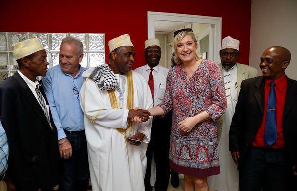 Le grand cadi de Mayotte aux côtés de Marine Le Pen. © Marine Le Pen/Twitter