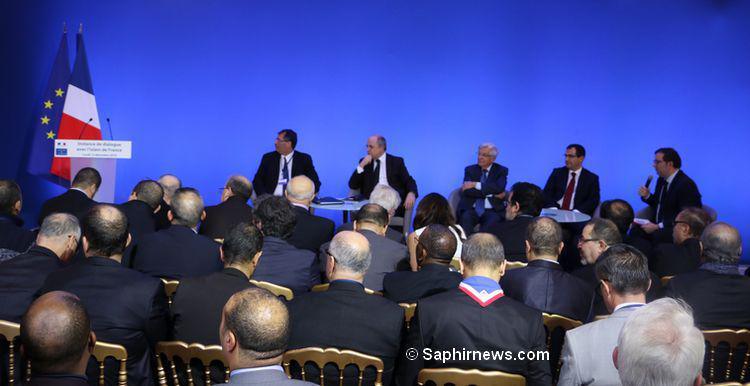 La troisième instance de dialogue s'est réunie lundi 12 décembre à Place Beauvau. De g. à dr. : le président du CFCM Anouar Kbibech, le ministre de l'Intérieur Bruno Le Roux, le président de la Fondation pour l'islam de France Jean-Pierre Chevènement et le vice-président du CFCM Ahmet Ogras.