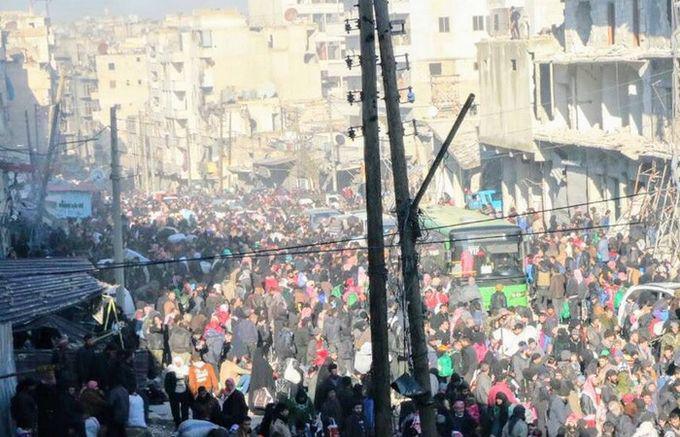 Au quartier Soukari, l'évacuation des 80 000 habitants d'Alep-Est par bus. © Syria Charity
