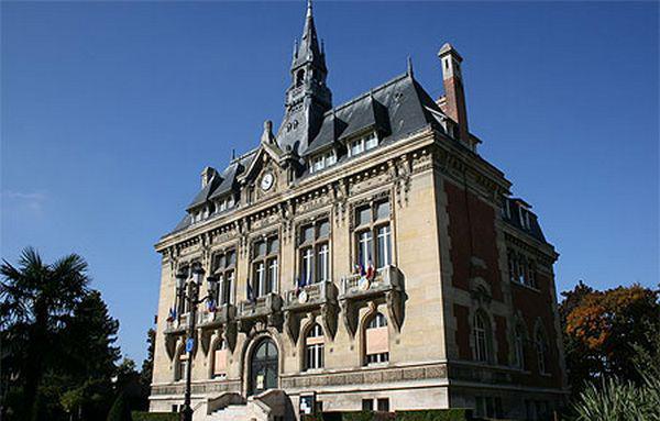 Noël : la mairie du Raincy accusée d'avoir viré une femme voilée d'une cérémonie (vidéo)