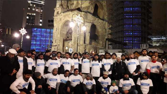 Après l'attentat de Berlin le 19 décembre, des musulmans ont exprimé leur solidarité lors d'un rassemblement devant l'église du Souvenir. © Pascal Thibault/RFI/Twitter