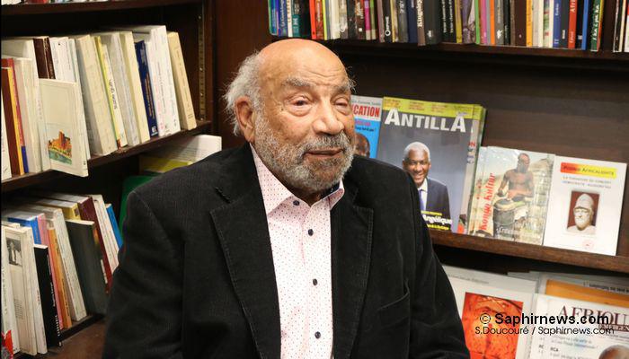 Theodor Michael Wonja, auteur de « Allemand et noir en plus ! », en séance de dédicace à la librairie Présence Africaine. © Saphirnews.com