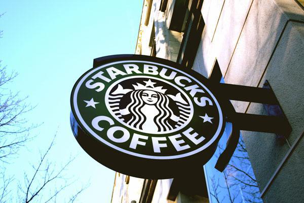 Après #MuslimBan, Starbucks et Airbnb offrent leur aide aux réfugiés