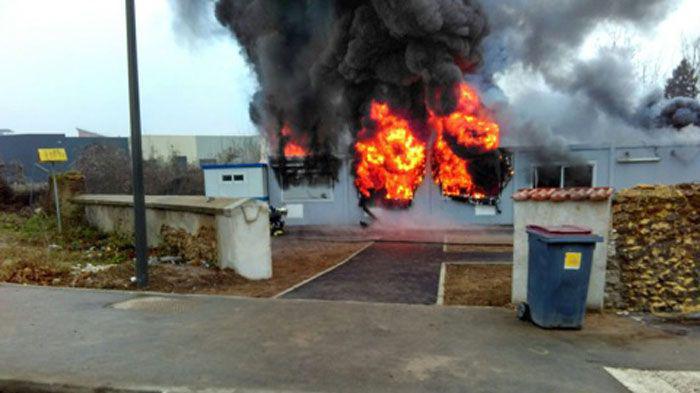 La mosquée de Valenton, dans le Val-de-Marne, a été ravagée par les flammes (ici à l'image) le 3 janvier 2017.