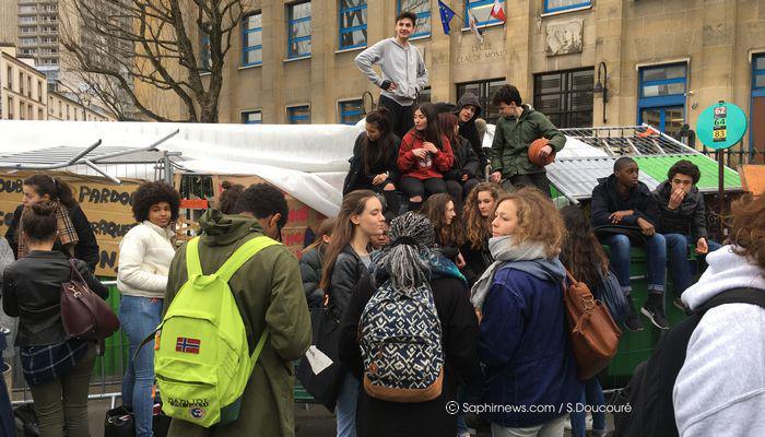 Blocus engagé devant le lycée Claude Monet, dans le 13e arrondissement de Paris.