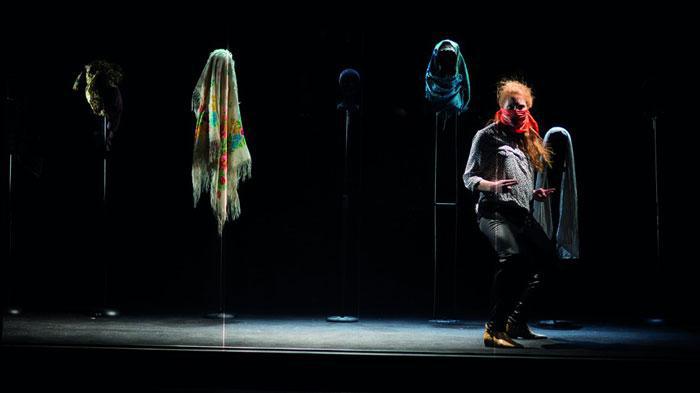 Scène de la pièce de théâtre « Ce qui nous regarde », de Myriam Marzouki, qui déconstruit le regard porté sur le corps des femmes, qui exige d’elles qu’elles se voilent ou se dévoilent, exigences qui sont les deux faces d’une même médaille. (photo © Vincent Arbelet)