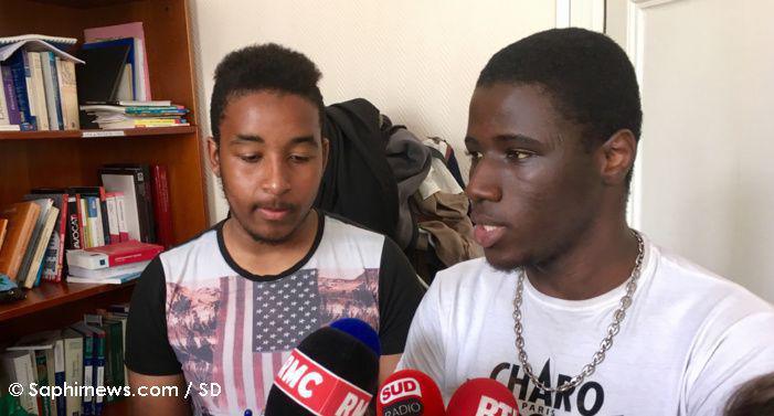 Deux des lycéens qui portent plainte contre l'Etat pour contrôles au faciès.