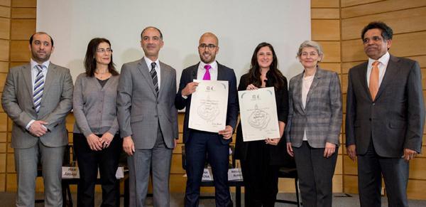 Les artistes Bahia Shebab et El Seed ont reçu le prix UNESCO-Sharjah pour leurs travaux dans le calligraffiti. © Unesco