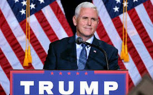 Mike Pence, VRP de Trump, en visite à la mosquée de Jakarta 