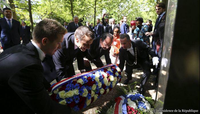 François Hollande et Emmanuel Macron à la commémoration de l'abolition de l'esclavage dans le jardin du Luxembourg. © Présidence de la République.