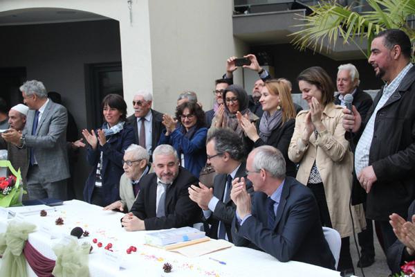 La mairie a signé le 13 mai l'acte de vente du terrain à l'association gestionnaire de la mosquée de Gennevilliers. Mohamed Benali, président de l’association Ennour (au centre, à gauche), et Patrice Leclerc, maire (PCF) de Gennevilliers (au centre, à droite).